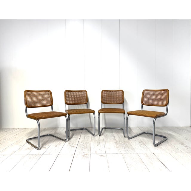 The meeting of Vienna straw and tubular metal, tradition and innovation, Thonet and Bauhaus, is what characterizes the...