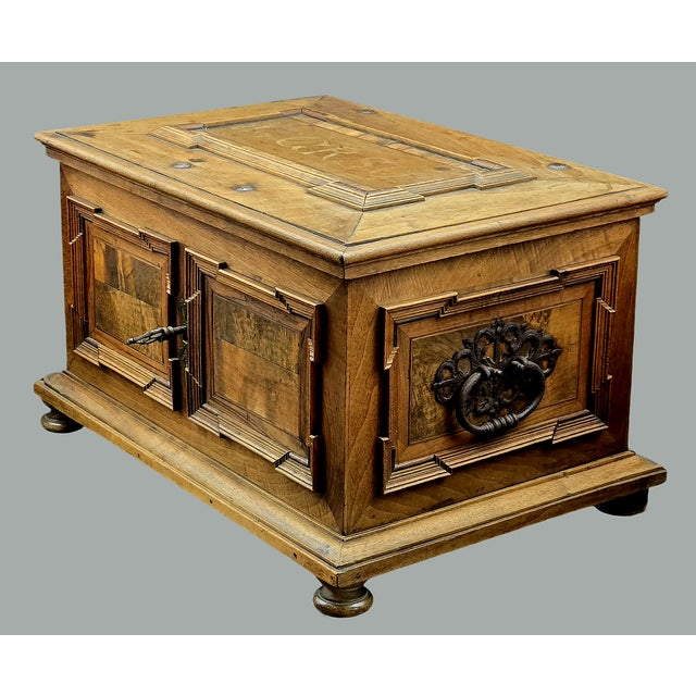 Chest of Drawers in Walnut and Briar with Key, 1703 For Sale - Image 11 of 18