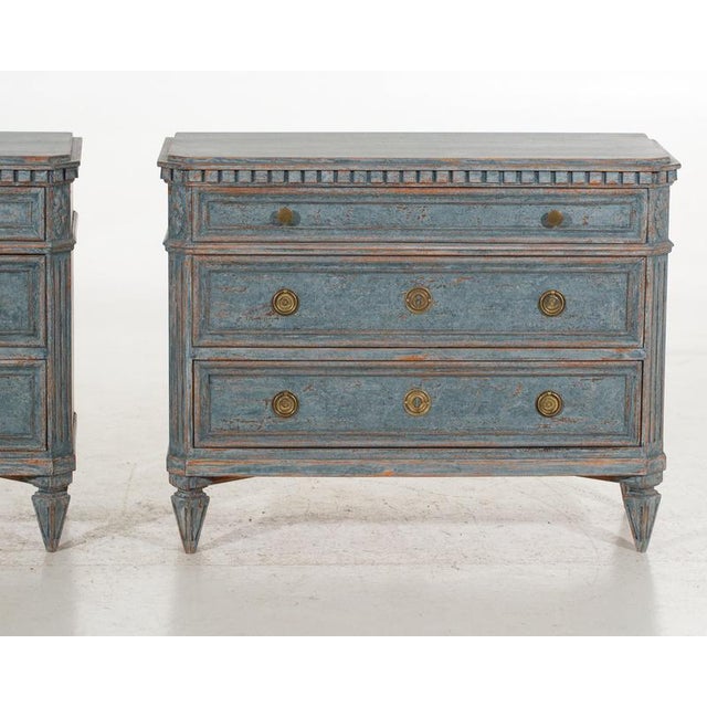 Pair of elegant scandinavian chests, circa 100 years old.h. 78 w. 100 d. 49 cm.h. 30.7 w. 39.3 d. 19.2 in.