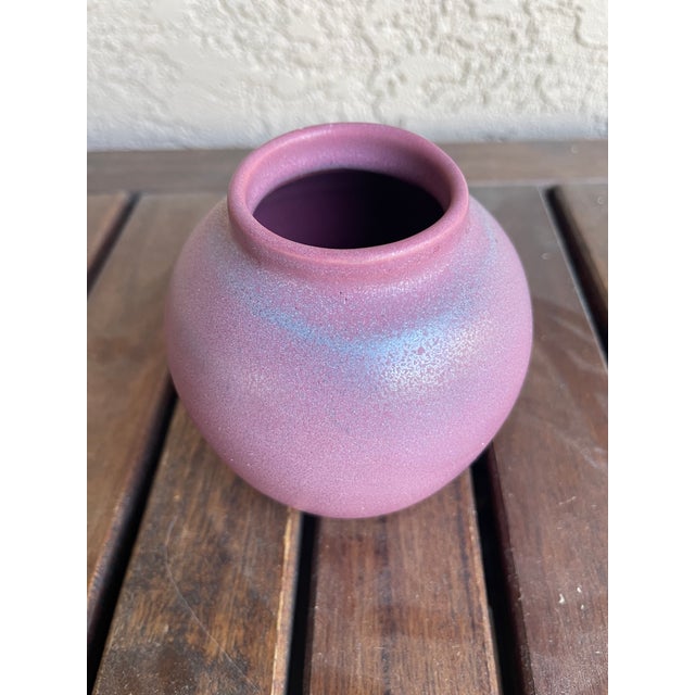 Van Briggle Mid Century 1950s Handmade Colorado Springs Van Briggle Pink Blue Vase For Sale - Image 4 of 4