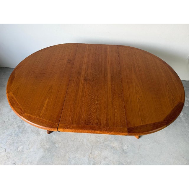 1970s Mid-Century Danish Modern Teak Expanding Round- Oval Dining Table For Sale In Miami - Image 6 of 18