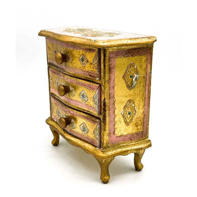 Wood Mid Century Italian Florentine Pink & Giltwood Jewelry 3-Drawer Chest Box – Rococo / Hollywood Regency For Sale - Image 7 of 14
