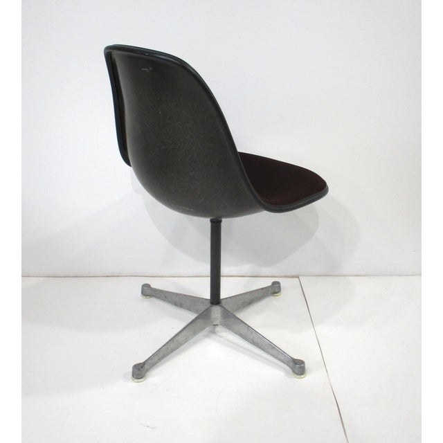 Mid 20th Century 6 Eames Aluminum Group Swiveling Dining Chairs for Herman Miller For Sale - Image 5 of 12