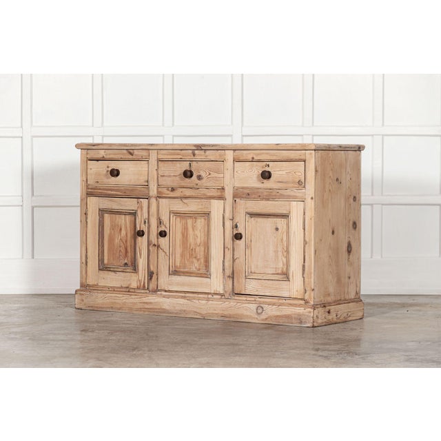 Circa 1890 19th century English pine dresser base. Measures: W150 x D49 x H88 cm.