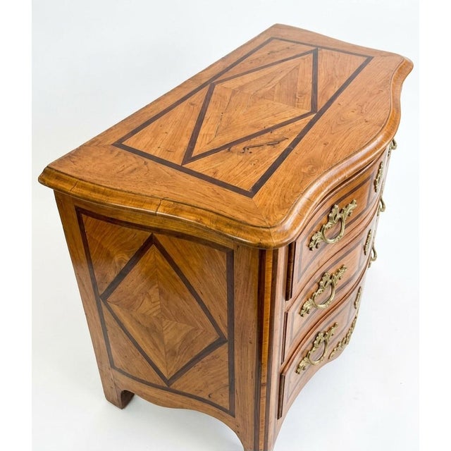 French Early 18th Cenutry French Walnut 3-Drawer Serpentine Commode For Sale - Image 3 of 6