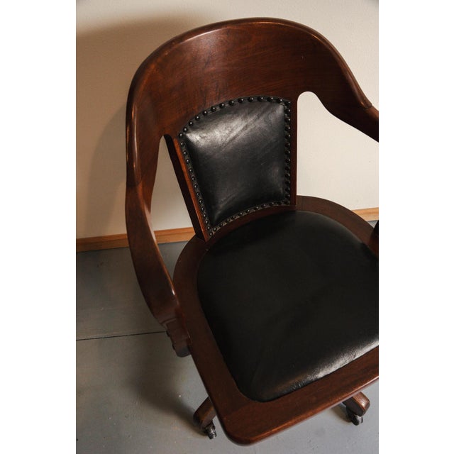 1920s Early 1900's H. Ehrlich & Sons Wood & Black Vinyl Rolling Swivel Office Lawyer's Chair For Sale - Image 5 of 16