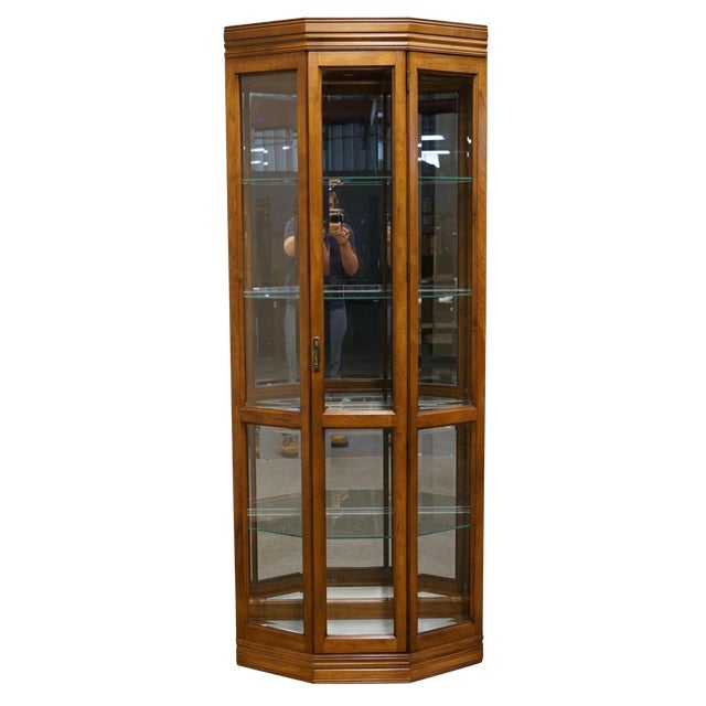 20th Century Traditional Pulaski Furniture Illuminated Display