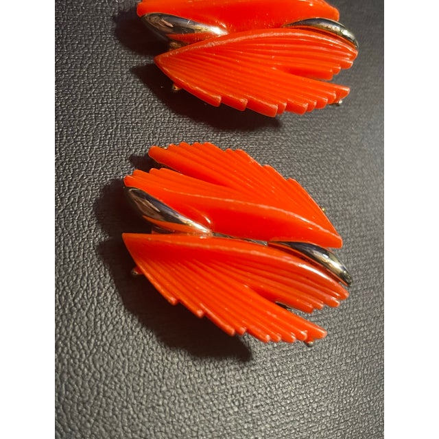 Mid-Century Modern 1960s MCM Jewelry Marked BSK Space-Age Foliate Lucite in Rhodium Plated Clip on Earrings, Pair For Sale - Image 3 of 7