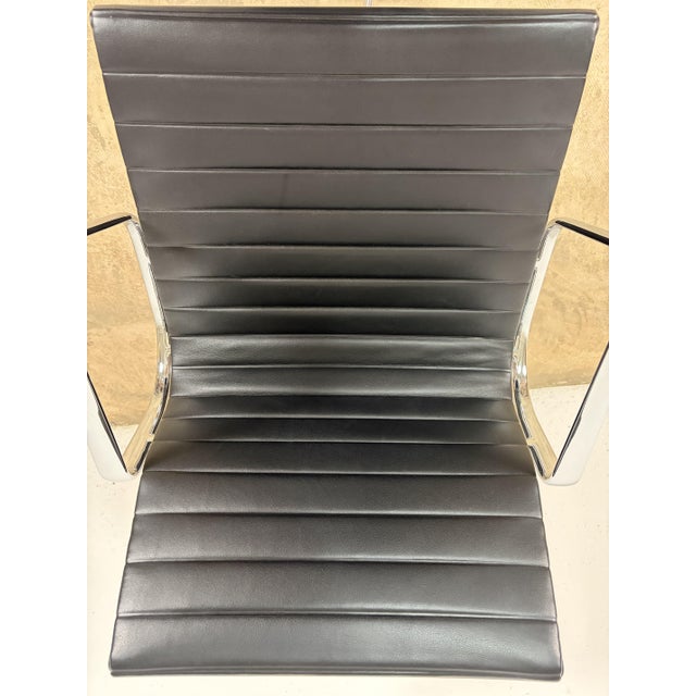 EA 117 Aluminium Chair by Charles & Ray Eames for Vitra For Sale - Image 5 of 8