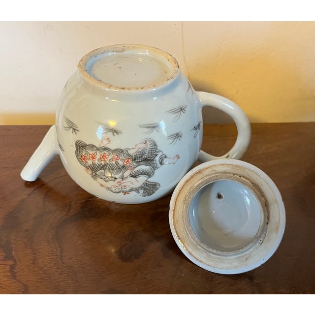 Antique 18th Century Qianlong Chinese Export Porcelain Tea Pot Decorated en Grisaille With Courting Couples For Sale - Image 13 of 13