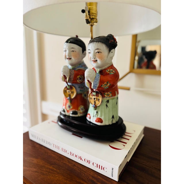 Ceramic Vintage Chinoiserie Porcelain Figurine Lamp- On a Wooden Lamp Base For Sale - Image 7 of 8
