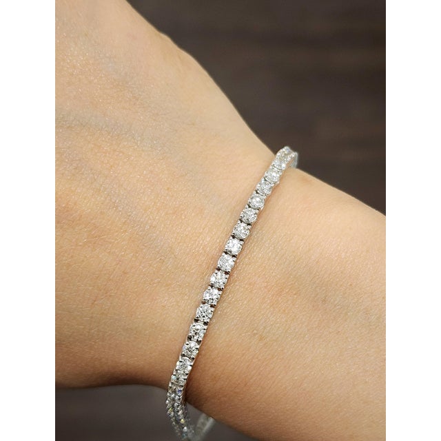 Modern 5.50 Ct Diamond Tennis Bracelet For Sale - Image 3 of 9