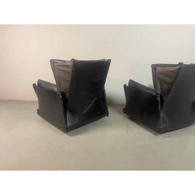 Viola dAmore Lounge Chairs in Dolphin Grey Leather with Hocker by Piero De Martini from Cassina, Italy, 1970s, Set of 2 For Sale - Image 10 of 18