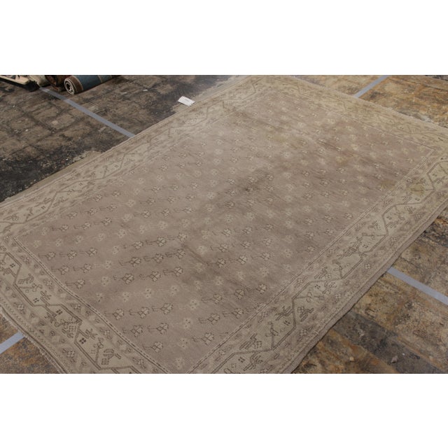 Mid-Century Modern Vintage Turkish Oushak Rug in All Over Gray, Pink, Off White Floral Pattern For Sale - Image 3 of 7