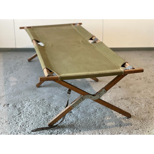 Military pico bed 1945. Khaki canvas in good condition with removable cover, wooden and metal structure in very good...