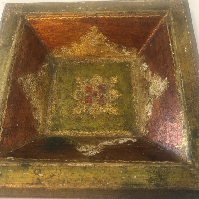 Florentine tray with a pattered design in red and gold