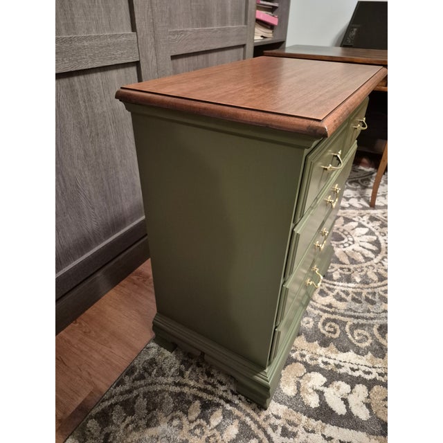 Traditional Mid 20th Century Refinished Thomasville Dresser For Sale - Image 3 of 10