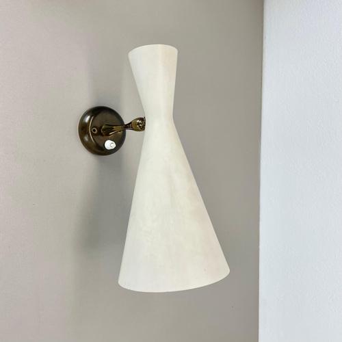 Brass theatre wall light sconce with diabolo shade element Origin: Italy Age: 1950s This modernist light was produced in...