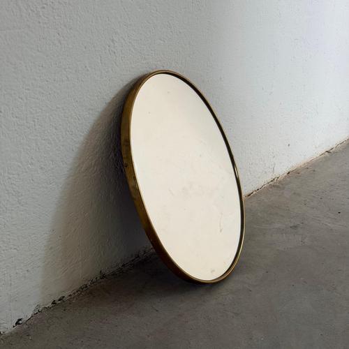 An elegant Italian oval wall mirror dating from the 1950s, distinguished by its refined proportions, minimalist design,...