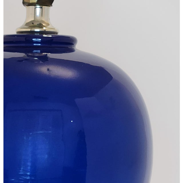 Vintage Mid-Century Modern Cobalt Blue Ceramic Table Lamp For Sale In Orlando - Image 6 of 7