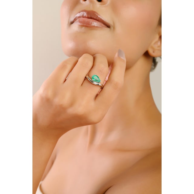 VRJewels 1.31 Carat Pear-Cut Zambian Emerald Wave Ring Size 6.5 in 14k White Gold For Sale - Image 4 of 13