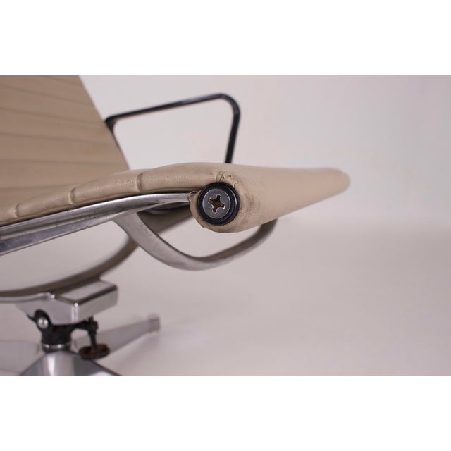 EA 124 Aluminum Swivel Armchair by Charles & Ray Eames Herman Miller, 1980s For Sale - Image 14 of 15