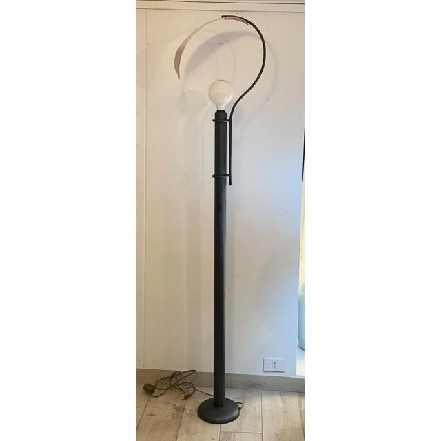 This floor lamp has a splendid design, in gray metal and diffuser made with copper leaf that can be admired even when the...