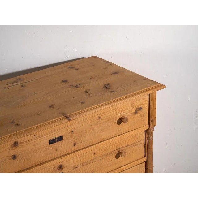 Antique French Provençal style chest of drawers (c.1920) Dimensions: Length: 136 cm Depth: 60 cm Height: 102 cm Style:...