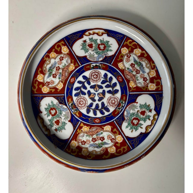 A finely decorated Japanese Imari porcelain shallow bowl dating to the late Meiji to early Taishō period, circa 1900–1920....