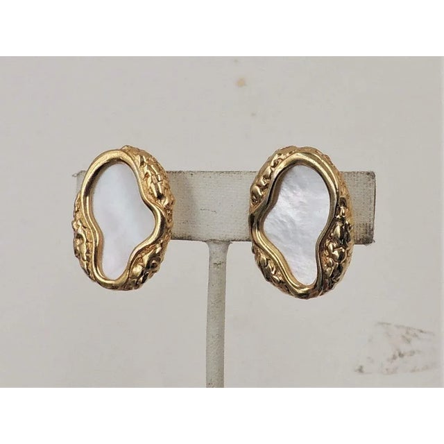 Shell Vintage Signed Napier Modernist Mother-Of-Pearl Clip Earrings, 1982 - 2 Pieces For Sale - Image 7 of 9