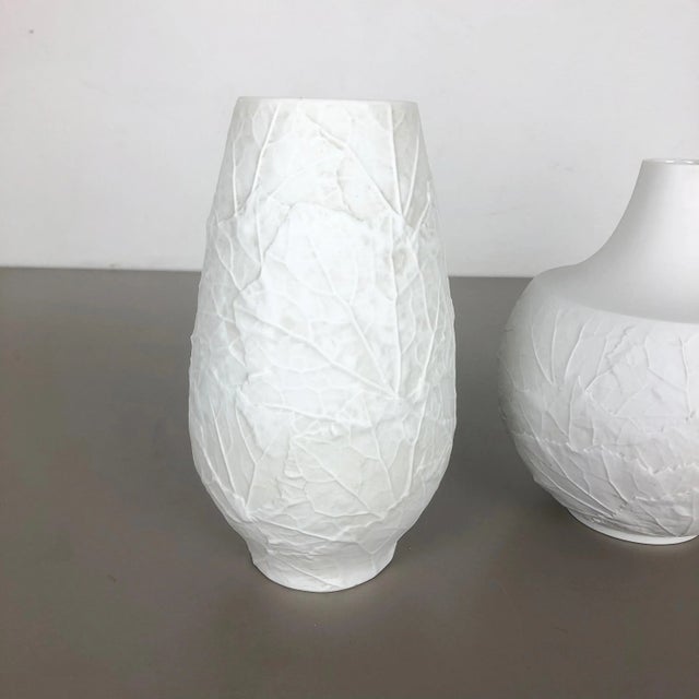 German Porcelain Op Art Leaf Vases from Heinrich Selb, 1970s, Set of 3 For Sale - Image 4 of 17