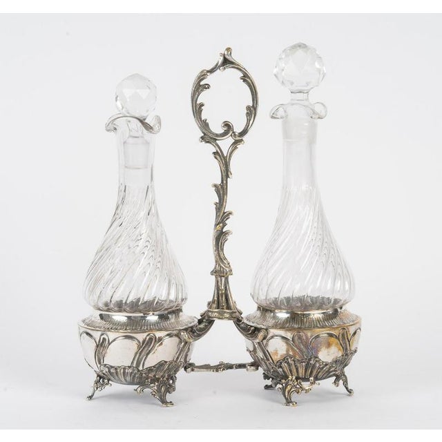 Louis XV-style oil and vinegar, early 20th century in silver-plated metal and crystal decanter. H: 25cm, W: 20cm, D: 9cm