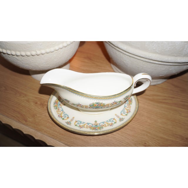 Neoclassical 1970s John Aynsley Gravy Boat and underplate For Sale - Image 3 of 4