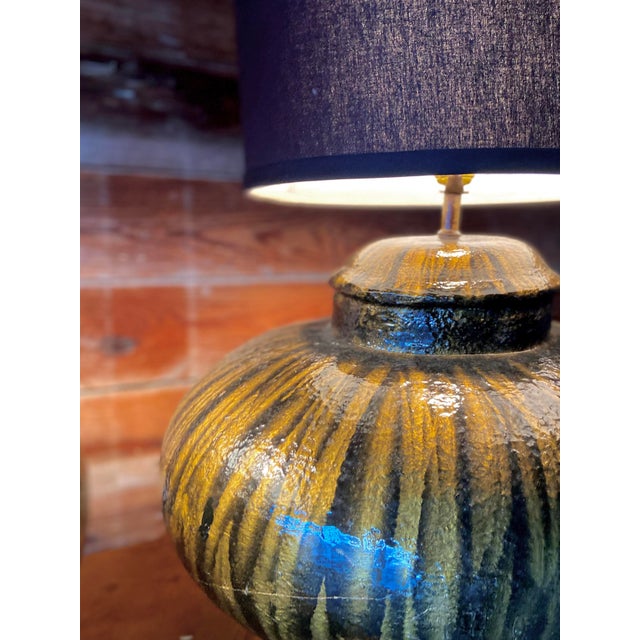Pair of Vintage Modern Monumental Table Lamps in Black + Gold Ceramic | Late 20th Century For Sale In Tampa - Image 6 of 12