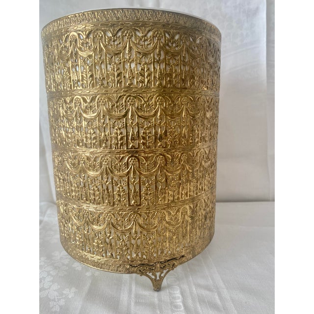 Late 20th Century Vintage Hollywood Regency Gold Tone French Drape Filigree Wastebasket Ormolu Pierced Metal For Sale - Image 5 of 15