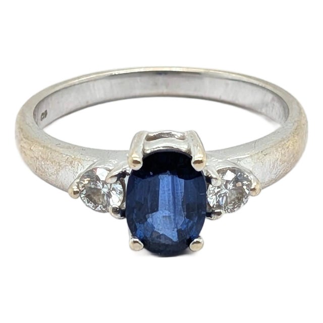 Late 20th Century Three-Stone Blue Oval Gia Sapphire & Diamond Ring in 18k White Gold - Size 6.75 For Sale