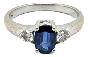 Late 20th Century Three-Stone Blue Oval Gia Sapphire & Diamond Ring in 18k White Gold - Size 6.75