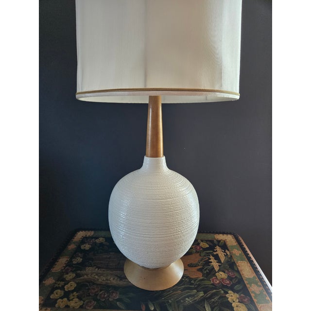 1960s Mid-Century Modern Gourd Table Lamp White Textured Porcelain & Teak, Danish Style MCM For Sale - Image 4 of 16