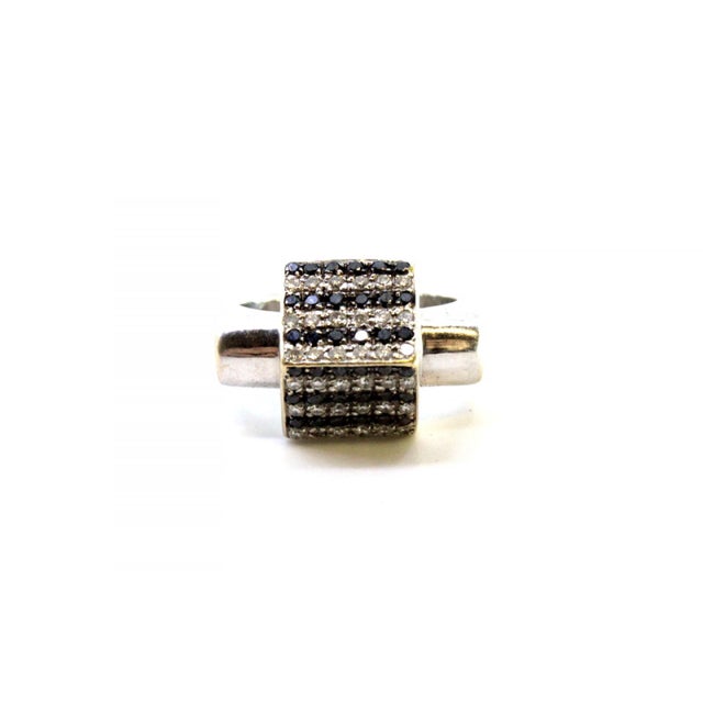 White Gold Ring with Bands of Alternating Brilliant-Cut White and Black Diamonds For Sale - Image 5 of 10