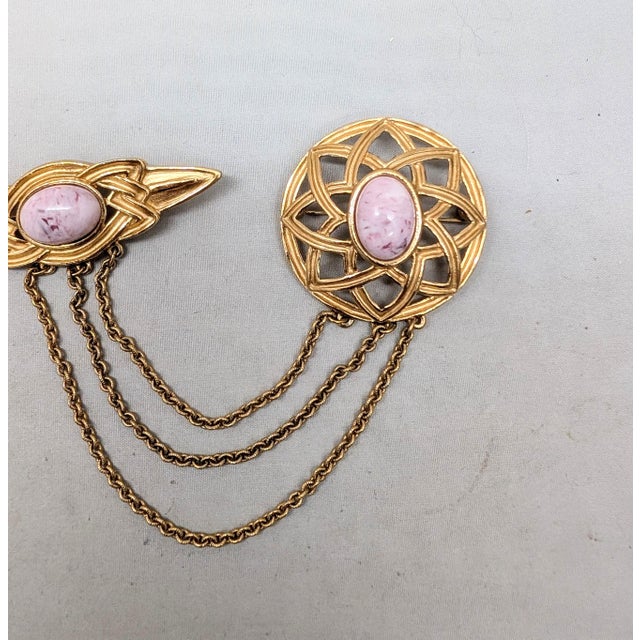 American Vintage 1980s Signed Monet Goldtone Pink Cabochon Chatelaine Brooch For Sale - Image 3 of 9