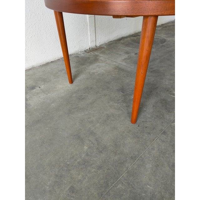 Beautiful extendable teak wood table, ideal for any dining room. It is in good condition. The legs are detachable....