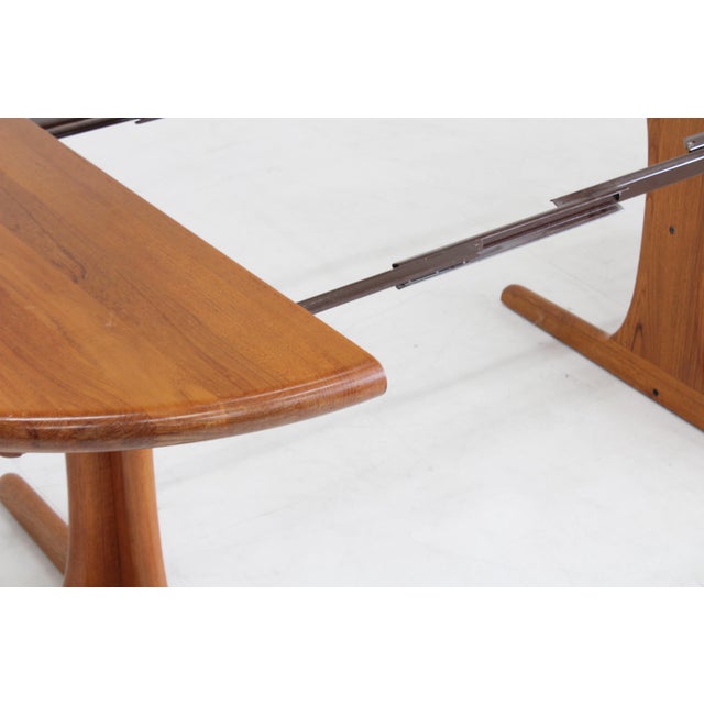 1960s Vintage Danish Round Extendable Dining Table in Teak, 1960s For Sale - Image 5 of 10