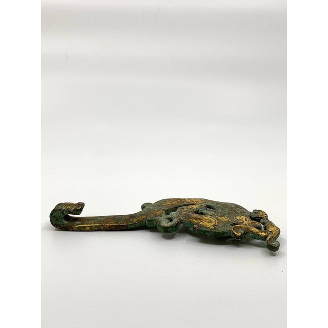 Important gilt bronze fibula, China, Han Dynasty (206 BC - 220 AD). Zoomorphic sculpture depicting a Chilong (a mythical...