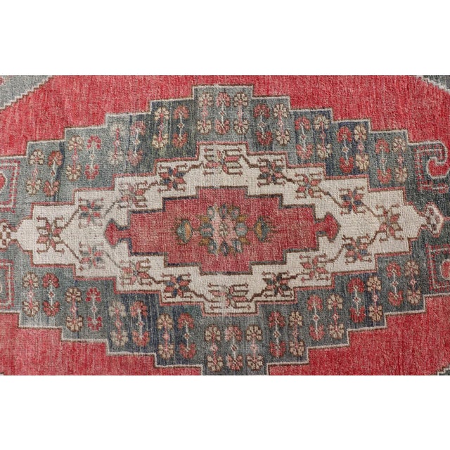 Mid 20th Century Vintage Turkish Oushak Rug Medallion Design in Red Gray and Orange For Sale In Atlanta - Image 6 of 13