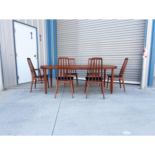 ✨ Danish Modern Teak Extension Dining Set ✨ This exceptional Danish Modern dining set, designed and manufactured in...