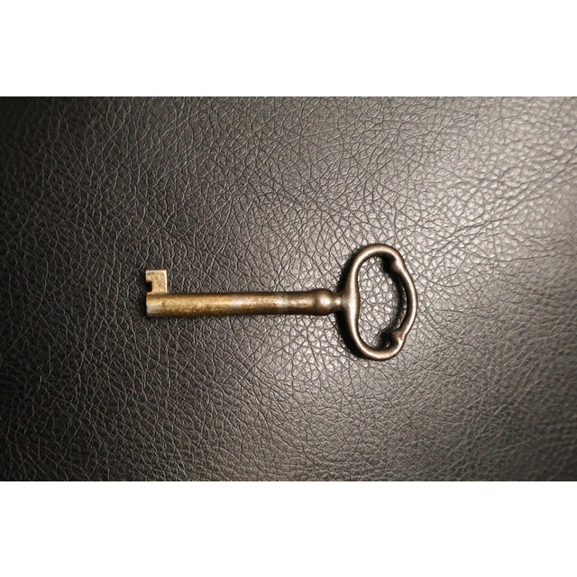 Henkel Harris Solid Mahogany Federal Style Corner Cabinet For Sale - Image 18 of 18