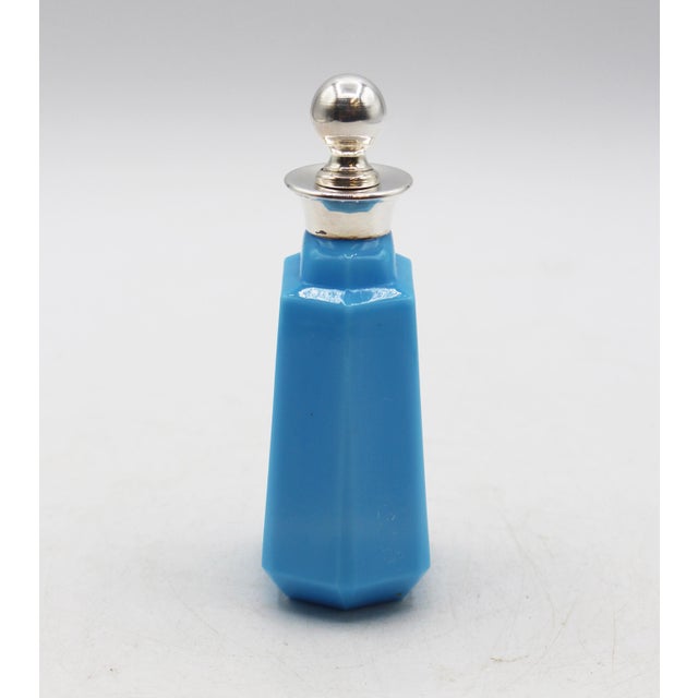 Art Deco octagonal French blue opaline glass snuff bottle, circa 1920s. With spoon tipped silver plated ball stopper. 2...