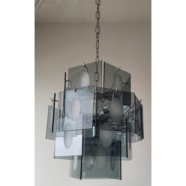 This pendant lamp is an excellent example of Italian design from the 60s and 70s, characterized by an elegant combination...