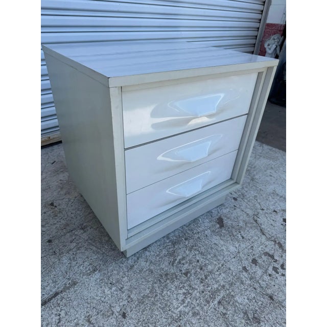 Mid 20th Century Pair of Giovanni Maur for Treco Gray Lacquer and White Acrylic Nightstands For Sale - Image 4 of 6