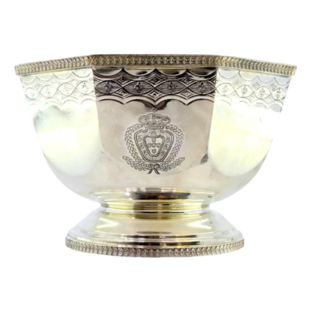 Octagonal Silver Bonbonniere with Engraved Portuguese Coat of Arms and Friezes in Relief with Fleurs de Lys For Sale